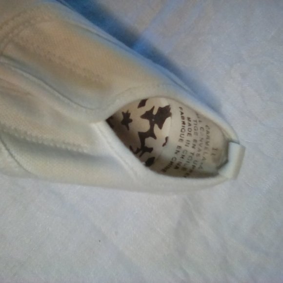 Free with purchase, girl's size 11 canvas sneakers shoes - Picture 7 of 7